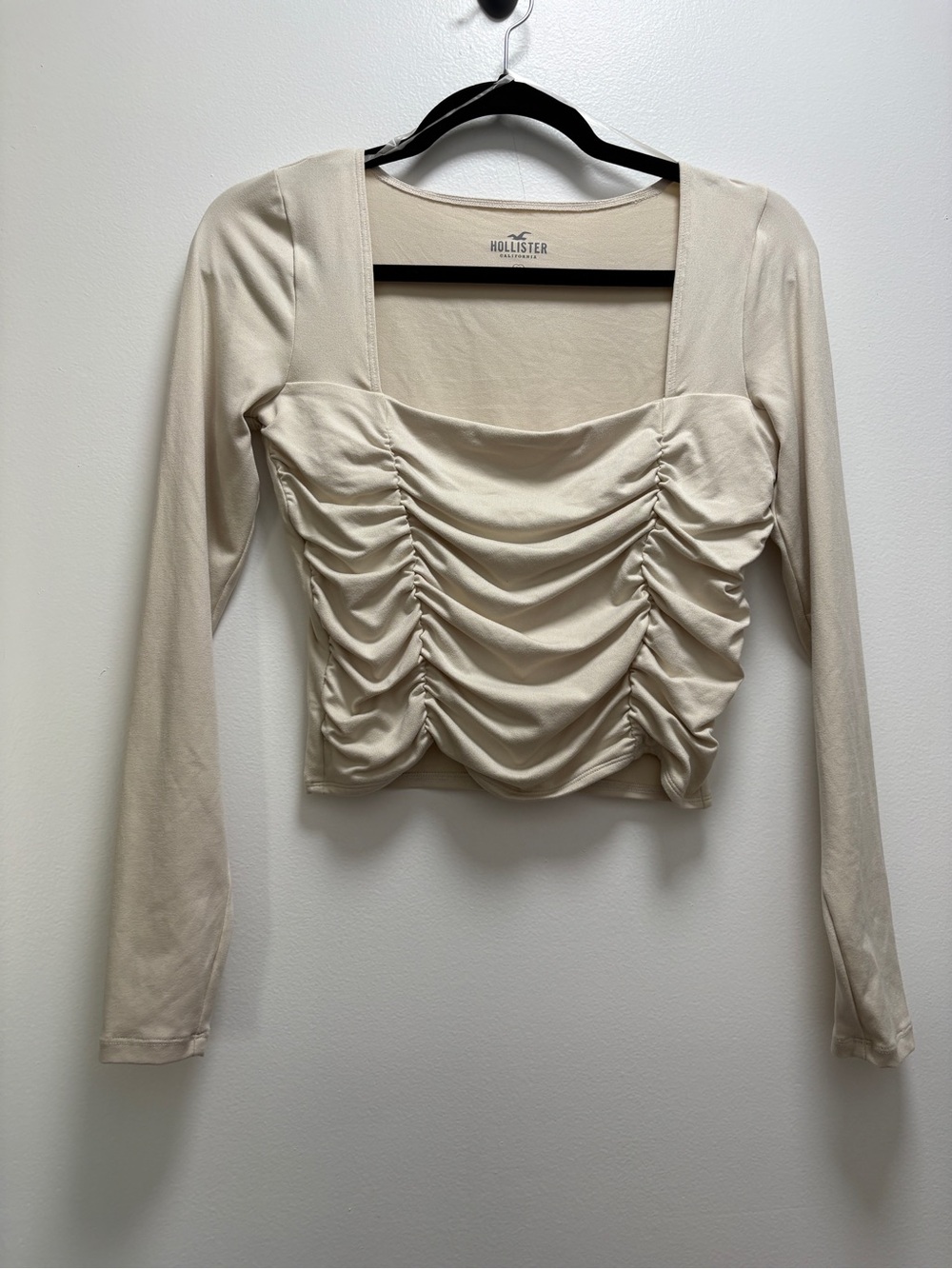 Hollister Cream Ruched Square-Neck Long Sleeve Top - M - cropped Y2K